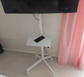 Soporte TV profesional con ruedas, en blanco