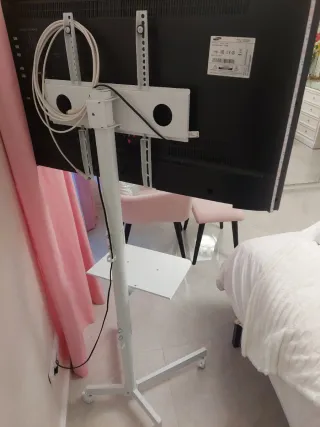 Soporte TV profesional con ruedas, en blanco