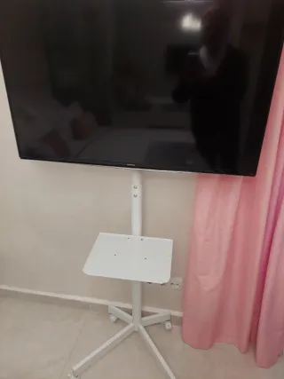 Soporte TV profesional con ruedas, en blanco