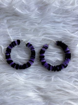 Pendientes de aro pelo morados cebra punk