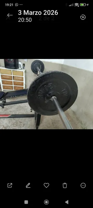 Banco de pesas con barra y mancuernas