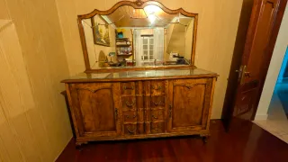 Mueble de madera con espejo y cristal