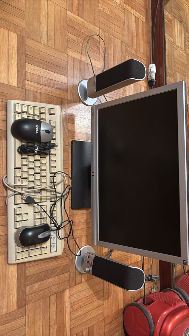 Lote PC: Monitor, Teclado, Mouse y Bocinas