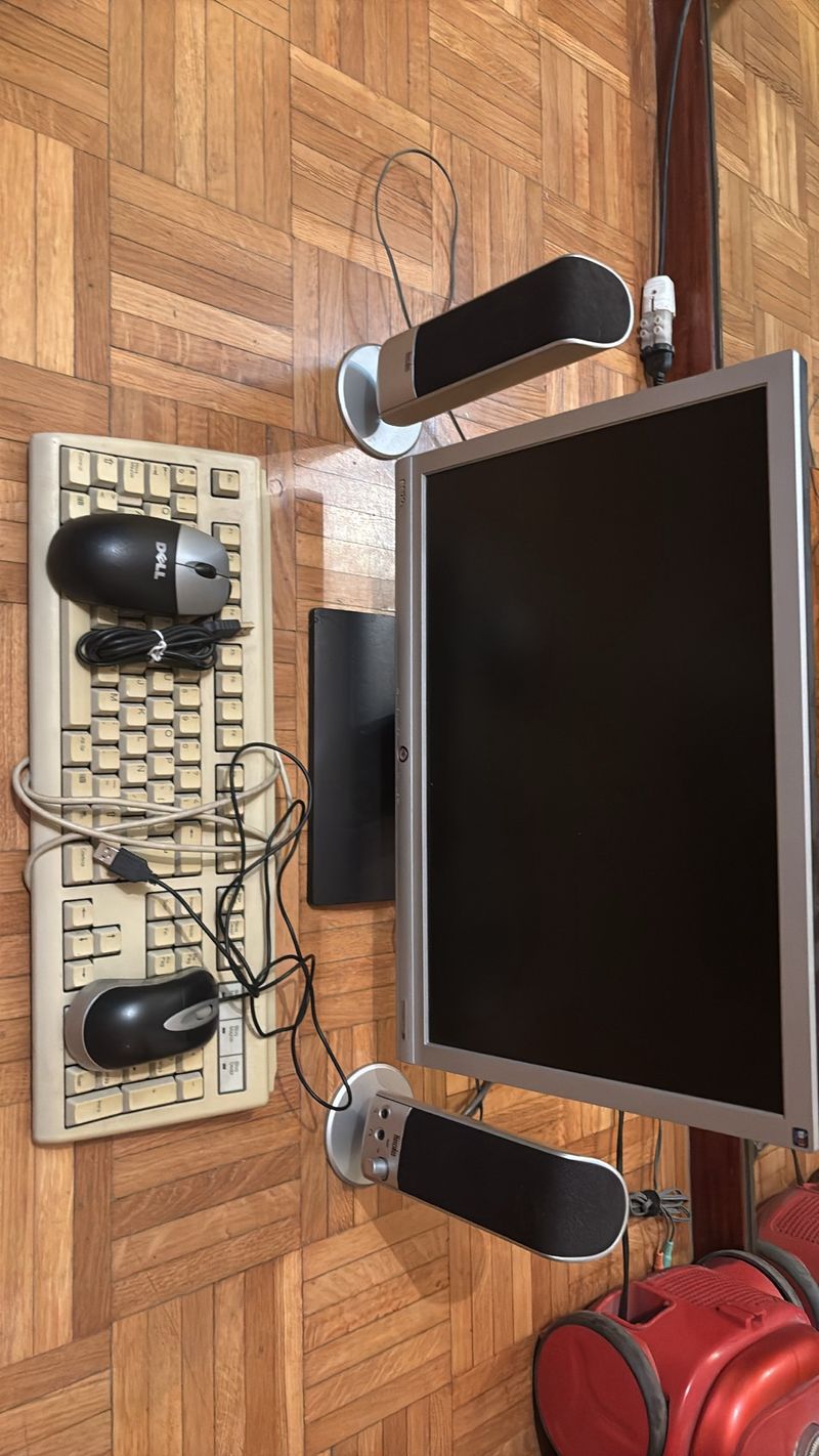 Lote PC: Monitor, Teclado, Mouse y Bocinas
