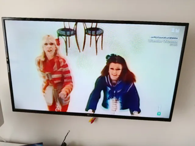 Televisor 40" con soporte y Chromecast