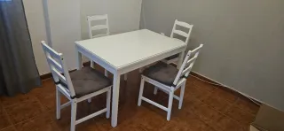Mesa comedor y 4 sillas blancas