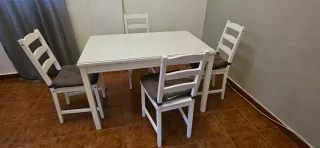 Mesa comedor y 4 sillas blancas