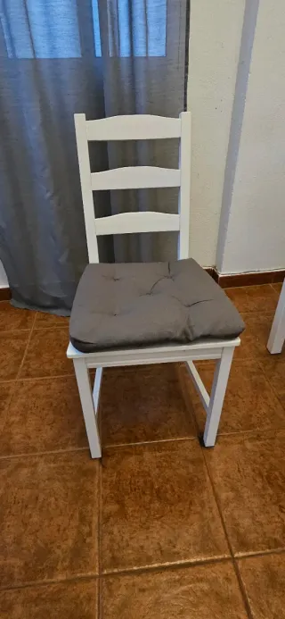 Mesa comedor y 4 sillas blancas