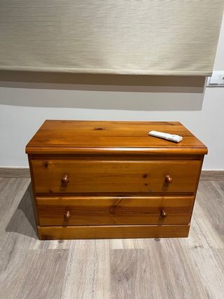 Mesita de noche de pino con cajones