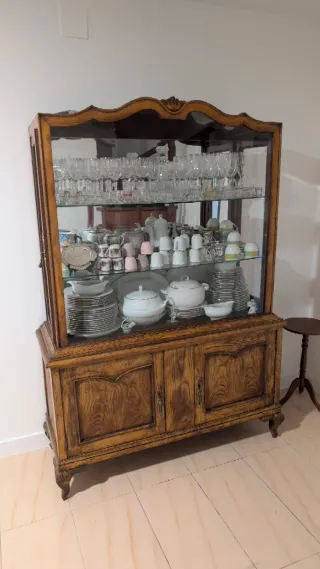 Mueble de madera y cristal