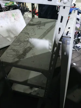 Estantería metálica gris