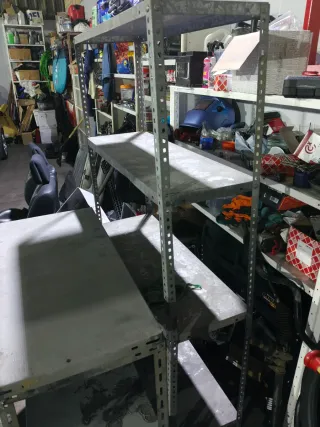 Estantería metálica gris