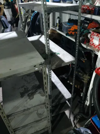 Estantería metálica gris