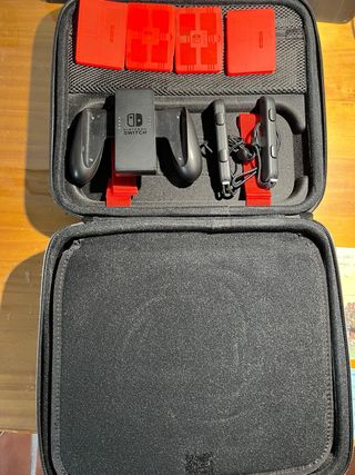 Funda Nintendo Switch Grande Negra + Accesorios