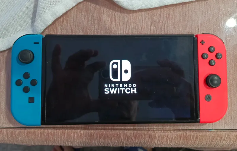 Nintendo Switch OLED Azul y Rojo afbeelding 2