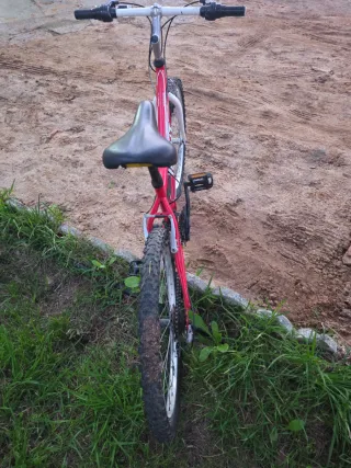 Bicicleta infantil roja