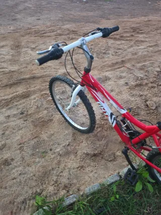 Bicicleta infantil roja