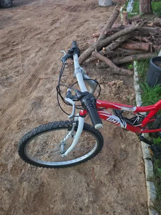 Bicicleta infantil roja