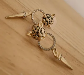 Pendientes dorados con diseño de leopardo