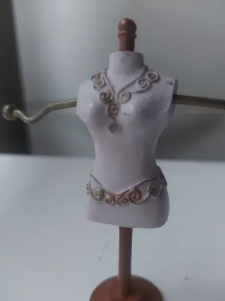 Talla de madera para colgar anillos