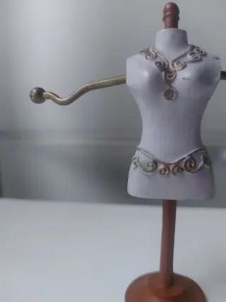 Talla de madera para colgar anillos