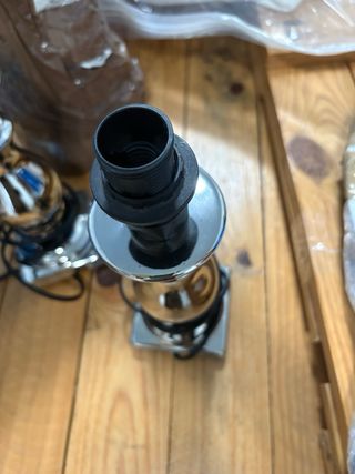 Lámpara de mesa de metal plateado