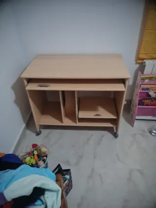 Escritorio de madera con bandeja extraíble