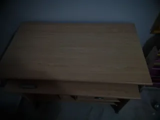 Escritorio de madera con bandeja extraíble