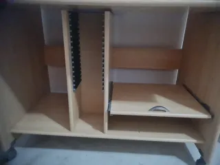 Escritorio de madera con bandeja extraíble