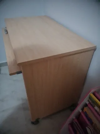 Escritorio de madera con bandeja extraíble