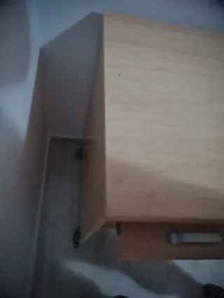 Escritorio de madera con bandeja extraíble