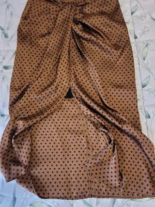 Falda satinada lunares marrón