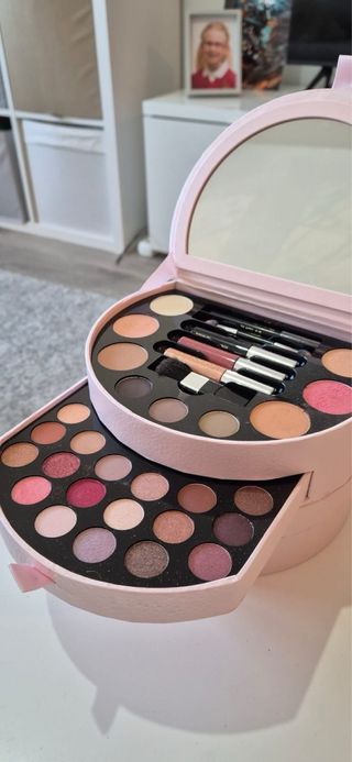Caja de maquillaje Douglas con espejo nueva