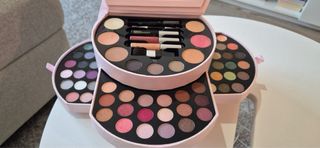 Caja de maquillaje Douglas con espejo nueva