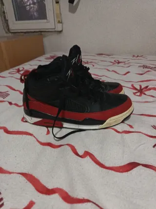 Zapatillas Jordan Negras y Rojas