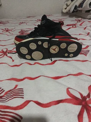 Zapatillas Jordan Negras y Rojas