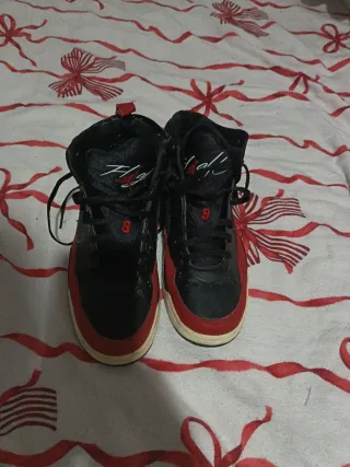 Zapatillas Jordan Negras y Rojas