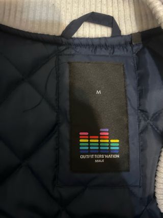 Chaqueta estilo universitario azul y blanco