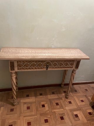 Mesa de entrada vintage tallada