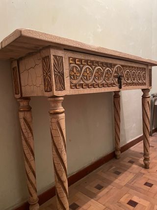 Mesa de entrada vintage tallada