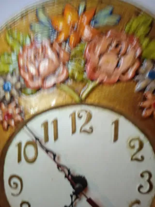 Reloj de pared con péndulo dorado