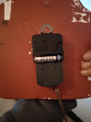 Reloj de pared con péndulo dorado