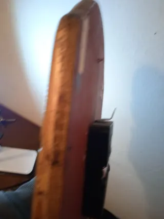 Reloj de pared con péndulo dorado