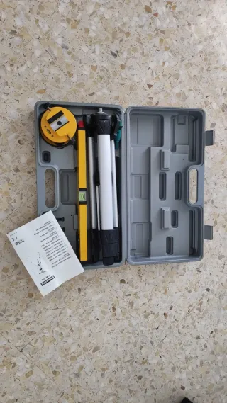 Nivel láser Powerfix PWL670 con trípode