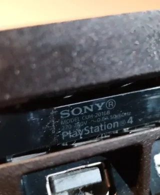 Console PS4 slim + Joypad + 3 Videogiochi