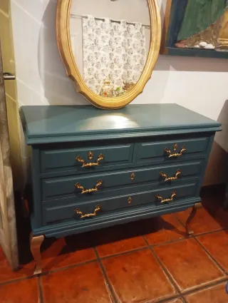 Cómoda azul con detalles dorados