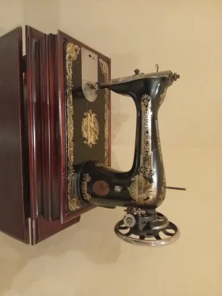 Máquina de coser antigua Singer con base de madera