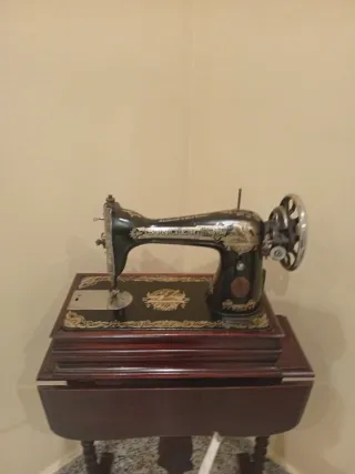 Máquina de coser antigua Singer con base de madera