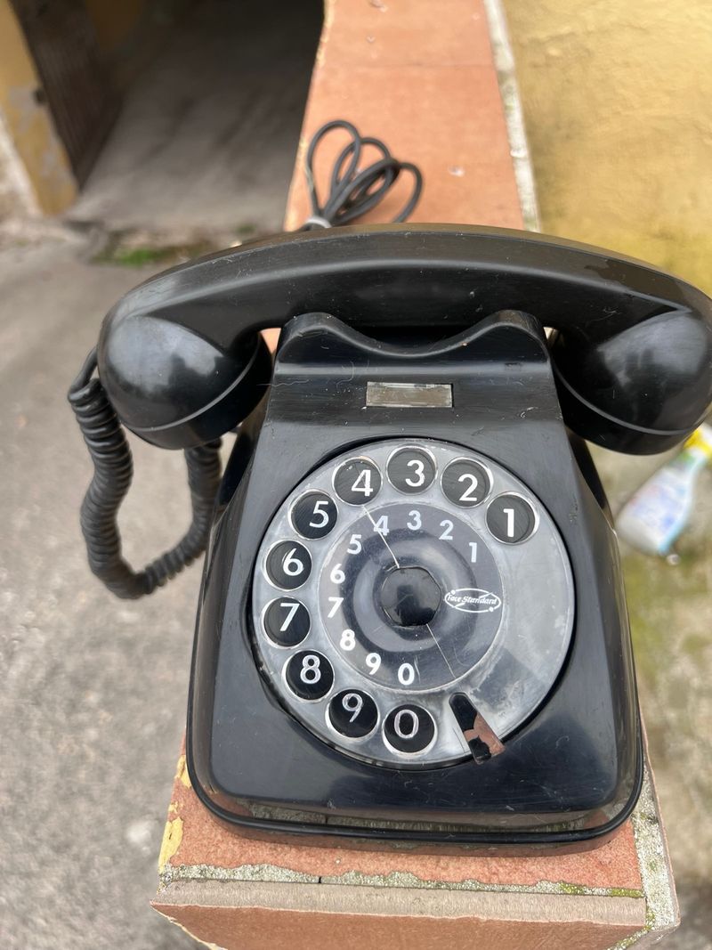 Teléfono vintage con rueda negro