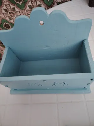 Especiero azul con diseño de puntos, en madera.